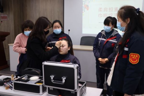 中拓花束般的“她们” | 工厂女工学化妆，美丽度过三八节