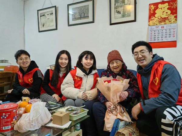 启迪微心愿，雨花圆梦行 | 公司启迪公益社的志愿者探望慰问空巢老人